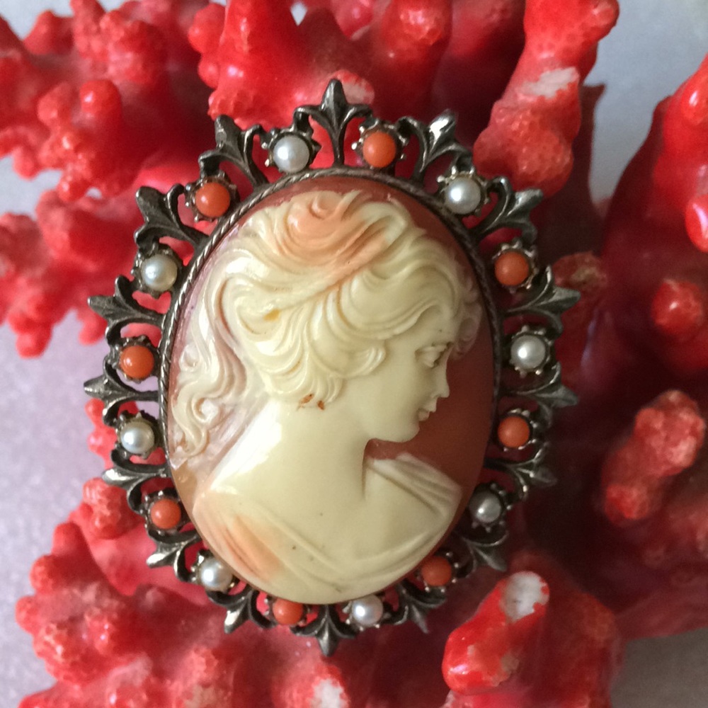 Vintage engraved cameo shel brooch - Picture 2 of 5